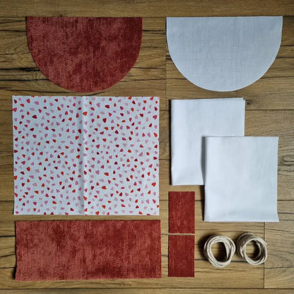 Kit prêt-à-coudre sac à dos pochon en velours terracotta avec tissu imprimé cœurs rouges et roses sur fond clair, parfait pour un projet couture tendre et original. Tissus prédécoupés et cordelette incluse.