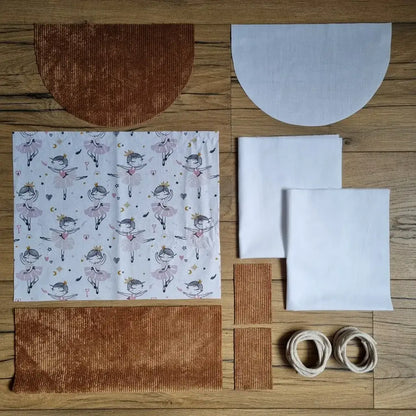 Kit prêt-à-coudre pour sac à dos pochon en velours marron avec tissu imprimé danseuses, idéal pour les passionné·es de couture et de danse. Projet couture enfant original.