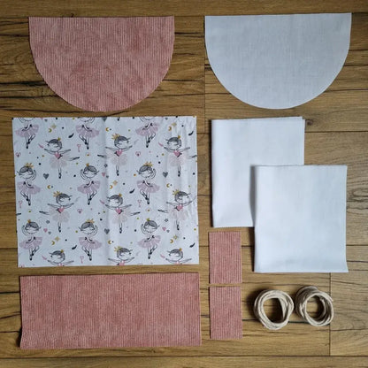 Kit prêt-à-coudre sac à dos pochon motif danseuses avec tissu velours côtelé rose, rabat assorti, doublure blanche et cordons inclus. Kit couture débutant avec tuto vidéo pour sac à dos personnalisé.