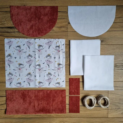 Kit prêt-à-coudre sac à dos pochon personnalisé en velours côtelé terracotta avec rabat demi-lune et tissu intérieur motif danseuses, idéal pour jeune fille.