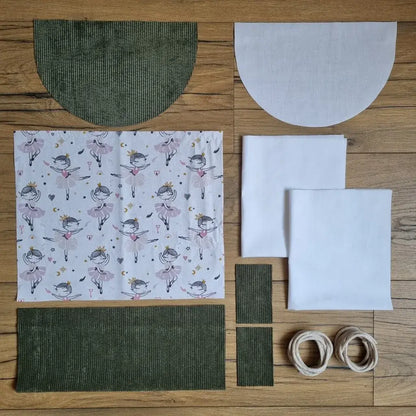 Kit prêt-à-coudre sac à dos pochon motif danseuses et velours vert. Projet couture facile à réaliser, même pour les débutants, grâce au tutoriel vidéo pas à pas fourni.