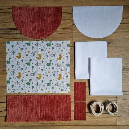 Donnez vie à un adorable sac à dos pour enfant avec ce kit couture complet. Associant un velours côtelé couleur terracotta à un tissu joyeusement illustré de petits dinosaures rigolos, ce modèle promet un rendu à la fois tendre et original. Tous les éléments sont découpés et prêts à assembler, idéal pour une activité couture sans stress.