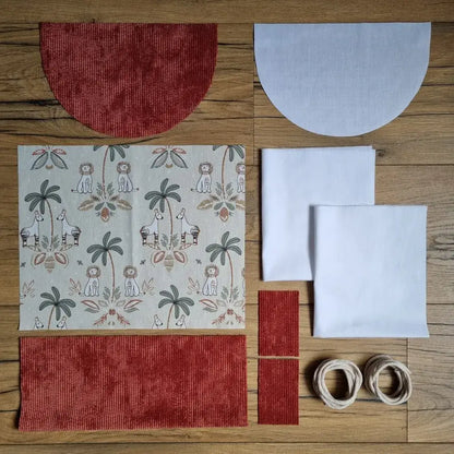 Kit prêt-à-coudre sac à dos pochon en velours terracotta avec tissu jungle aux animaux exotiques, idéal pour une création ludique et originale.