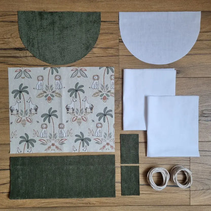Kit prêt-à-coudre pour sac à dos pochon personnalisé en velours vert avec tissu imprimé jungle, pour une création ludique et originale.