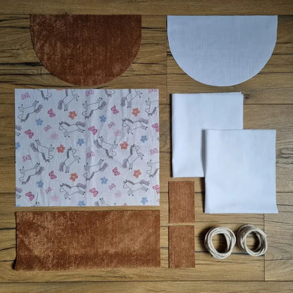 Kit prêt-à-coudre sac à dos pochon en velours marron avec tissu motif licorne, fleurs et papillons : pièces de tissu prédécoupées, doublures blanches et cordons en coton inclus.