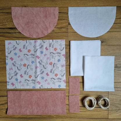 Transformez un moment couture en véritable parenthèse enchantée avec ce kit sac à dos pochon à l’imprimé licorne. Le velours côtelé rose s’associe à un tissu fantaisie aux teintes douces, peuplé de licornes, fleurs et papillons. Une création idéale pour enfants ou fans d’univers féérique.
