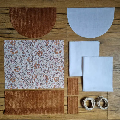 Kit prêt-à-coudre sac à dos pochon motif oriental et velours côtelé marron – projet couture DIY. Le tissu principal arbore des arabesques florales sur fond crème, rehaussé par un velours côtelé marron chaud pour une touche élégante et naturelle. Tout est prêt pour coudre facilement un sac à dos pochon pratique et raffiné.