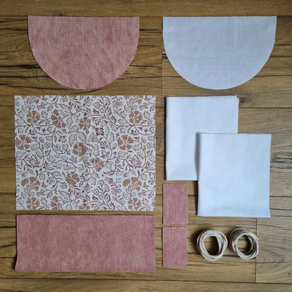 Kit prêt-à-coudre sac à dos pochon en velours côtelé rose avec rabat demi-lune et tissu intérieur motif oriental fleuri, fourni avec doublure et cordons. Tutoriel vidéo inclus.