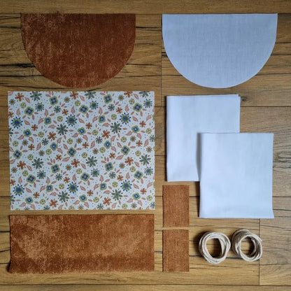 Kit prêt-à-coudre sac à dos pochon avec rabat arrondi, tissu motif floral Rozia et base en velours côtelé marron, pièces prédécoupées et cordons inclus. Projet couture DIY pour débutants.
