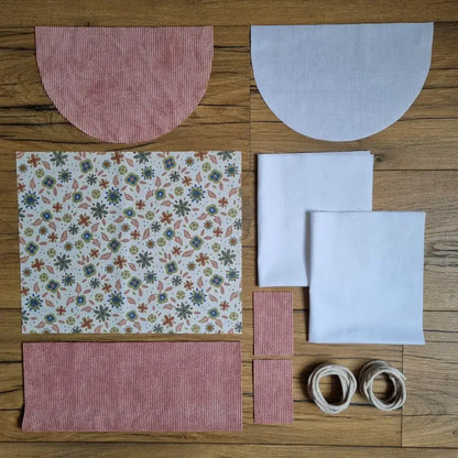 Kit couture débutant pour réaliser un sac à dos pochon personnalisé en velours rose avec rabat demi-lune et tissu intérieur fleuri motif Rozia, pour création DIY originale.