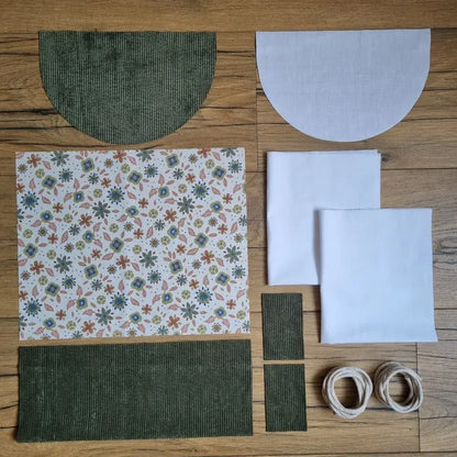 Faites fleurir votre créativité avec ce kit couture complet pour confectionner un sac à dos pochon personnalisé au style bohème. Le mariage du velours côtelé vert et du tissu fleuri aux tons doux crée une harmonie parfaite. Tous les éléments sont déjà découpés : il ne vous reste plus qu’à assembler pour un résultat fait main à la fois pratique et charmant.