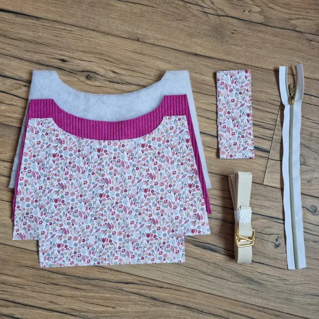 Kit couture sac bandoulière avec tissus prédécoupés rose fuchsia et fleuris, sangle et fermeture
