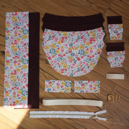 Kit prêt-à-coudre pour sac banane demi-lune composé de pièces de tissu en coton fleuri motif Bridget et velours côtelé prune, sangle beige, fermoirs métalliques et fermeture éclair dorée inclus, idéal pour un projet couture DIY tendance et pratique. Ensemble de coupons prédécoupés pour fabriquer un sac banane fait main.