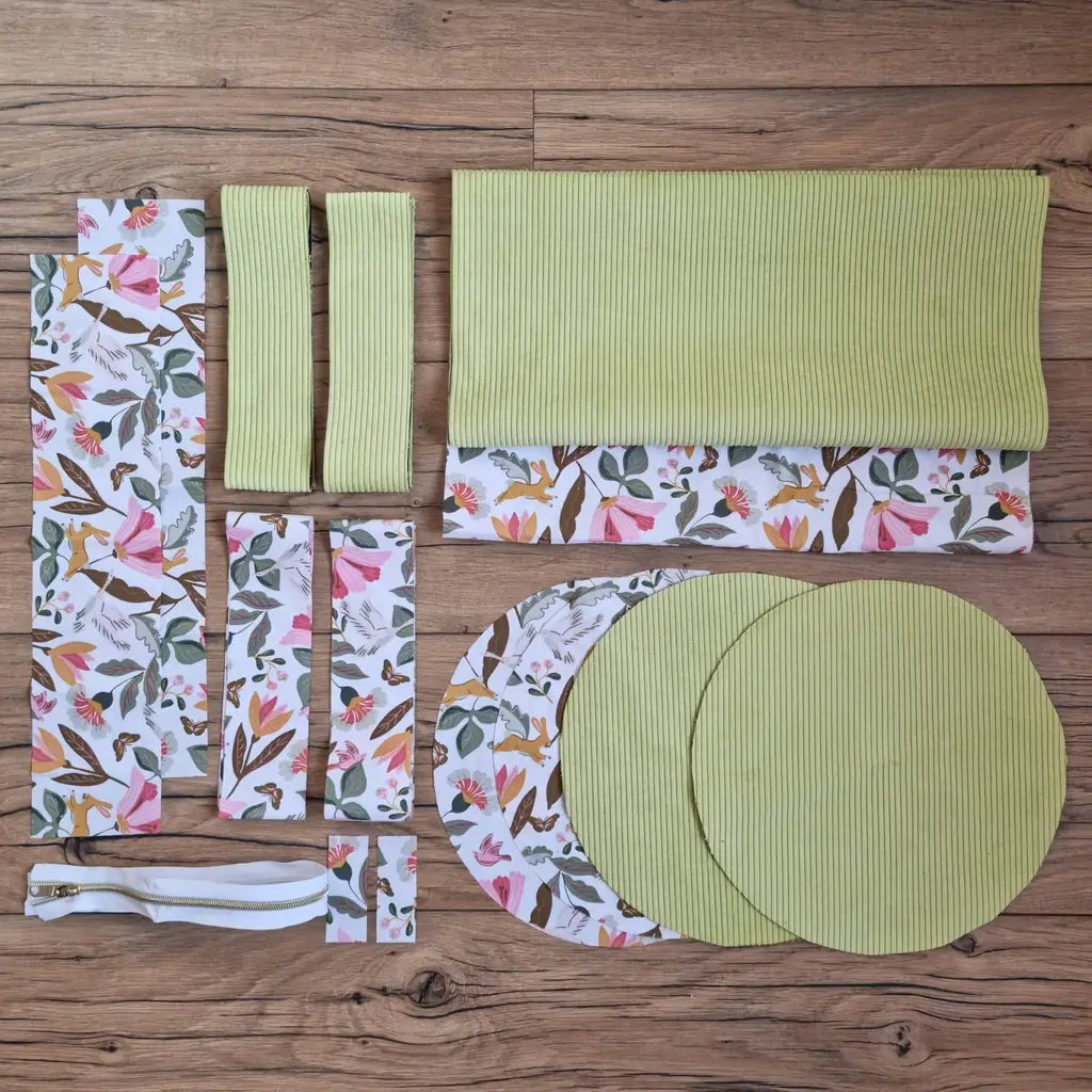 Kit couture sac polochon avec pièces prédécoupées vert anis, tissu fleuri, sangles et fermeture zippée