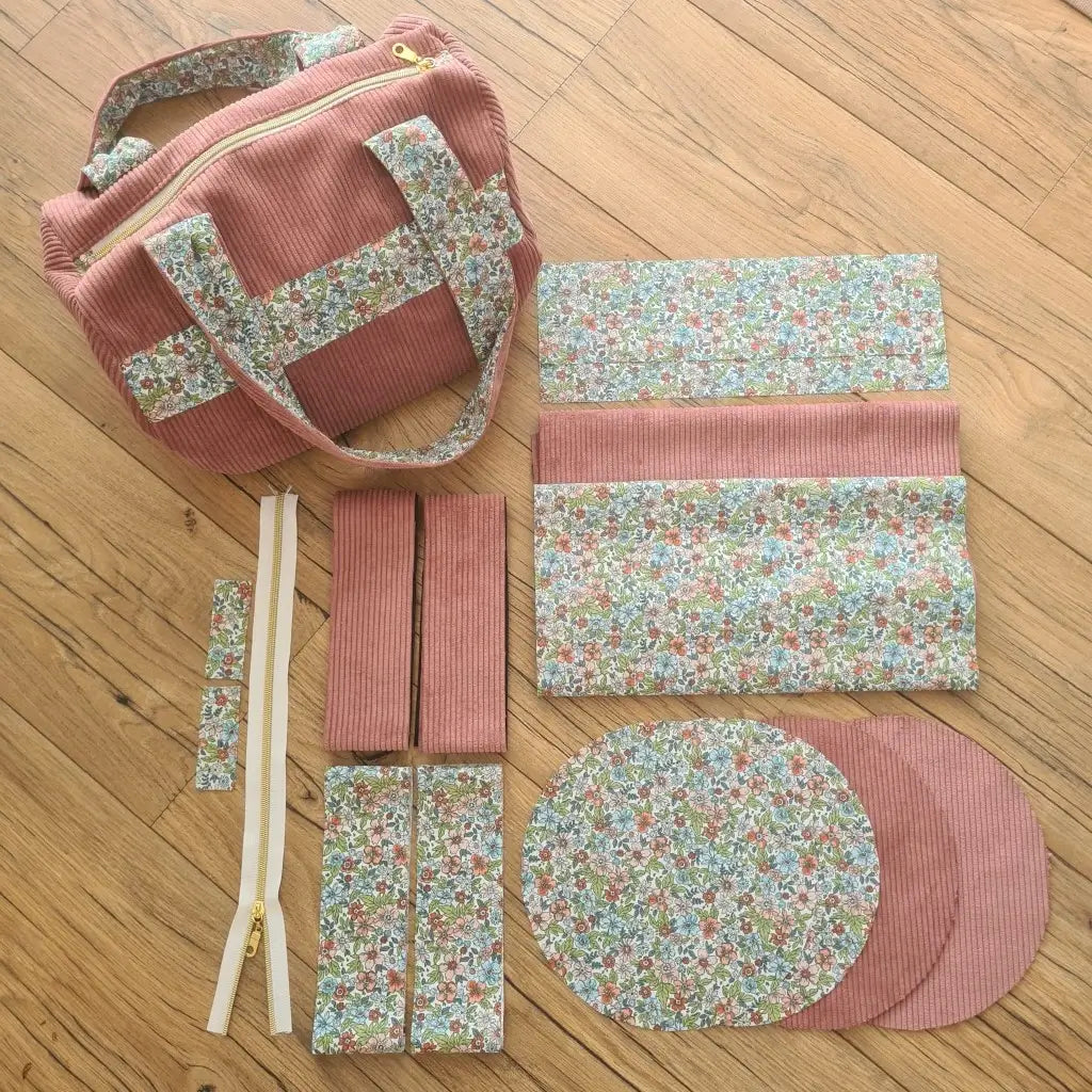 Kit prêt à coudre pour réaliser soi-même un sac polochon en velours côtelé. L'image présente toutes les pièces déjà prédécoupées pour réaliser ce sac polochon, ainsi que le produit fini.