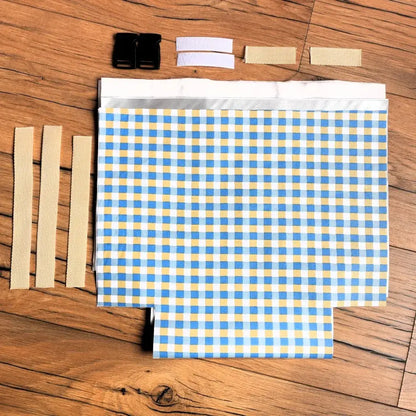 Kit couture prêt-à-coudre pour un sac repas isotherme en tissu enduit à carreaux bleus et jaunes, accessoires inclus (sangles, fermetures, bandes velcro), facile à assembler, parfait pour créer un lunch bag DIY réutilisable, tendance et zéro déchet pour transporter vos repas au quotidien.