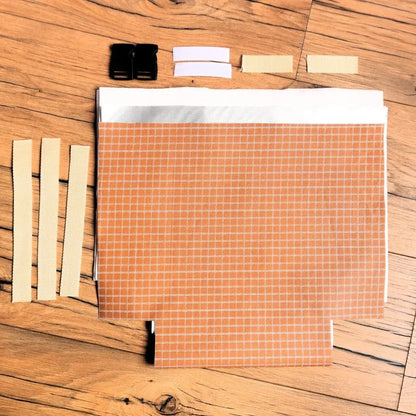 Ensemble couture DIY complet avec tissu coton enduit motif carreaux orange, sangles résistantes, boucles et scratch fournis, permettant de confectionner un sac repas isotherme pratique, réutilisable et facile à coudre, idéal comme lunch bag écologique pour l’école, le travail ou les sorties.