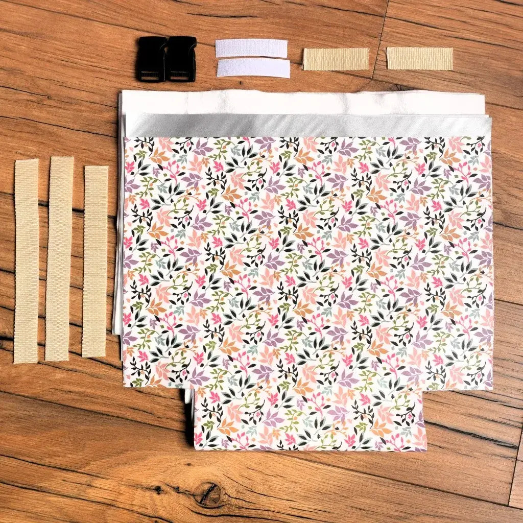 Kit prêt-à-coudre pour sac repas isotherme en coton enduit motif fleuri pastel avec feuilles multicolores, sangles beige, boucles de fermeture et scratch fournis, idéal pour un projet couture DIY simple et durable, permettant de réaliser un lunch bag pratique, écologique et réutilisable pour l’école, le bureau ou les pique-niques.