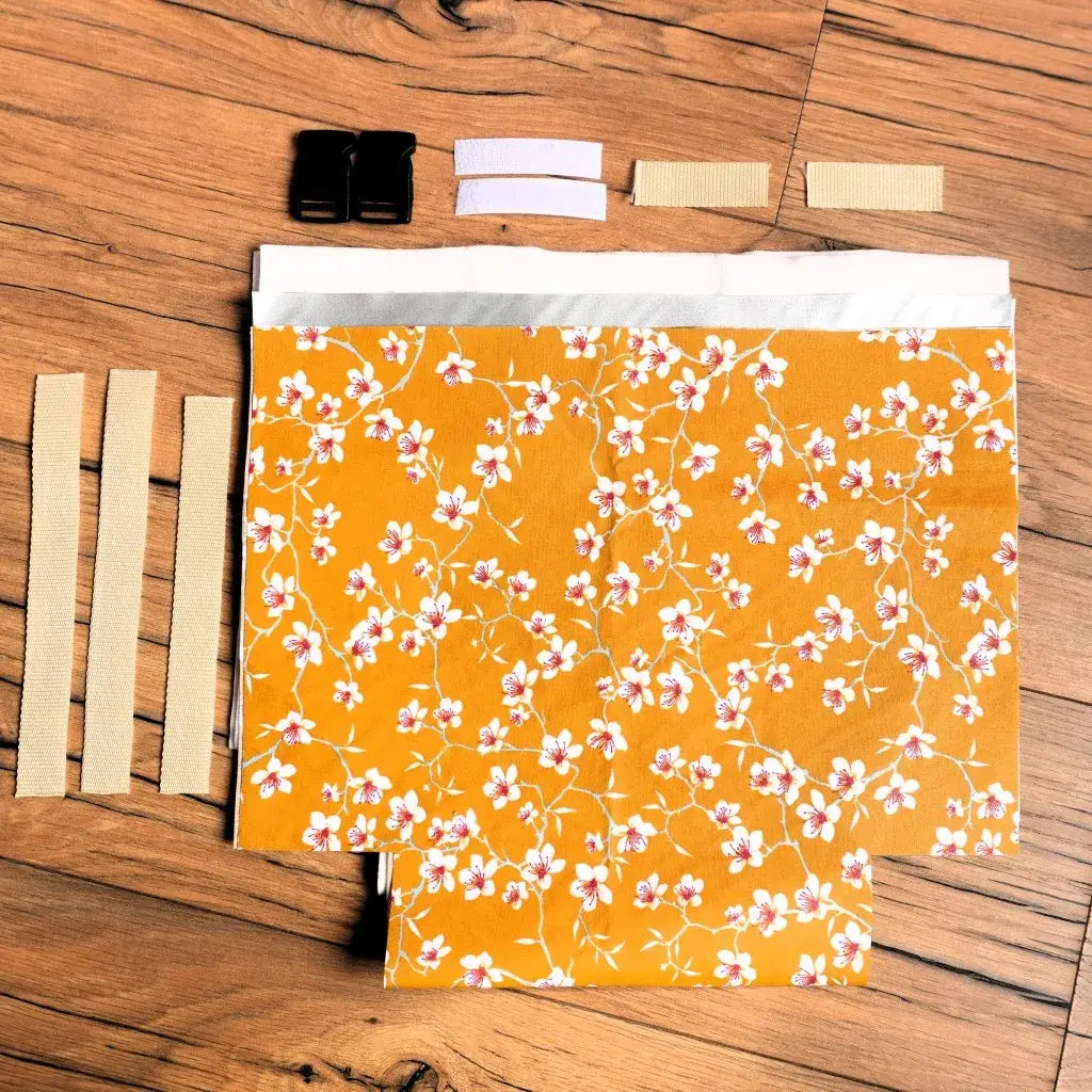 Ensemble prêt-à-coudre sac lunch isotherme avec tissu coton enduit à fond jaune et imprimé floral, sangles solides, fermetures et bandes velcro incluses, conçu pour un projet couture accessible et tendance, permettant de réaliser un lunch bag zéro déchet et durable.