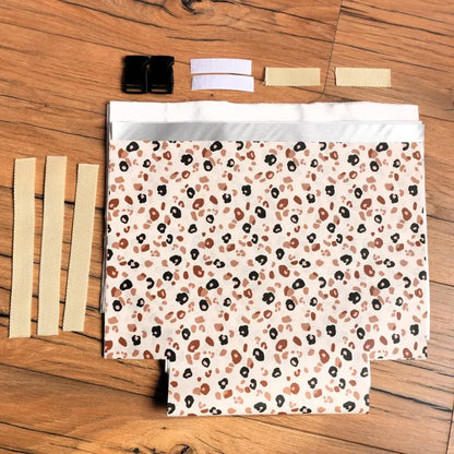 Kit prêt-à-coudre pour sac repas isotherme en coton enduit à motif léopard beige, marron et noir, avec sangles beige, boucles noires et bandes velcro fournies, parfait pour un projet couture DIY tendance et facile, permettant de créer un lunch bag réutilisable, pratique et écologique pour le bureau, l’école ou les sorties pique-nique.
