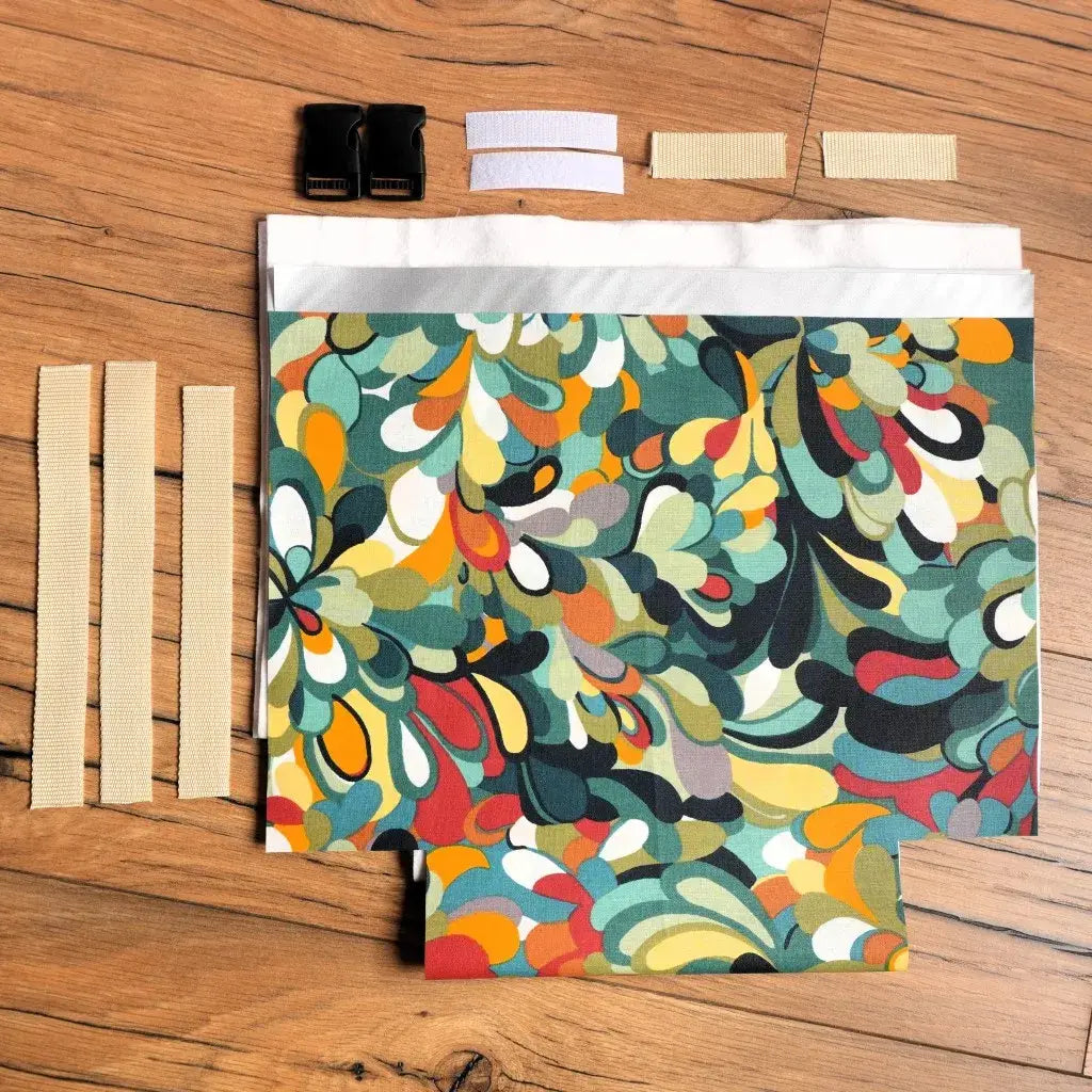 Ensemble couture DIY avec tissu coton enduit motif splash multicolore, sangles beige, boucles noires et bandes velcro incluses, idéal pour coudre facilement un sac repas isotherme pratique, réutilisable et tendance, parfait comme lunch bag écologique pour l’école, le bureau ou les sorties pique-nique.