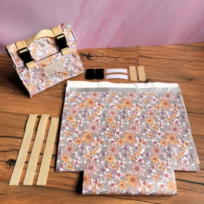 Kit prêt-à-coudre pour un sac repas isotherme en coton enduit à motifs fleuris pastel avec sangles beige, boucles et scratch inclus, idéal pour réaliser soi-même un lunch bag pratique, réutilisable et élégant pour le bureau, l’école ou les pique-niques, alliant DIY couture et solution zéro déchet.