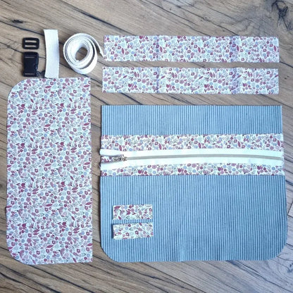 Kit prêt-à-coudre pour tablier ceinture créatif en velours côtelé bleu clair avec bandes de tissu fleuri, sangle en coton écru et boucle de fermeture plastique noire. Ensemble complet pour réaliser un tablier pratique avec poche zippée, idéal pour couture, bricolage ou jardinage. Convient aux débutants comme aux passionnés de DIY souhaitant confectionner un accessoire utile et personnalisé.