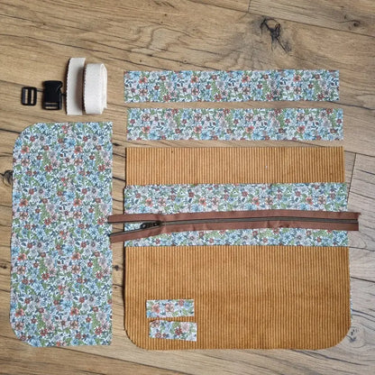 Kit prêt-à-coudre pour réaliser un tablier ceinture créatif en velours côtelé jaune moutarde et tissu fleuri. Le kit comprend toutes les pièces déjà découpées, la fermeture éclair, la sangle et les accessoires de ceinture. Projet couture facile et original, idéal pour apprendre à assembler poches et zip. Une création artisanale élégante, pratique et personnalisable, parfaite pour les passionné(e)s de couture DIY.