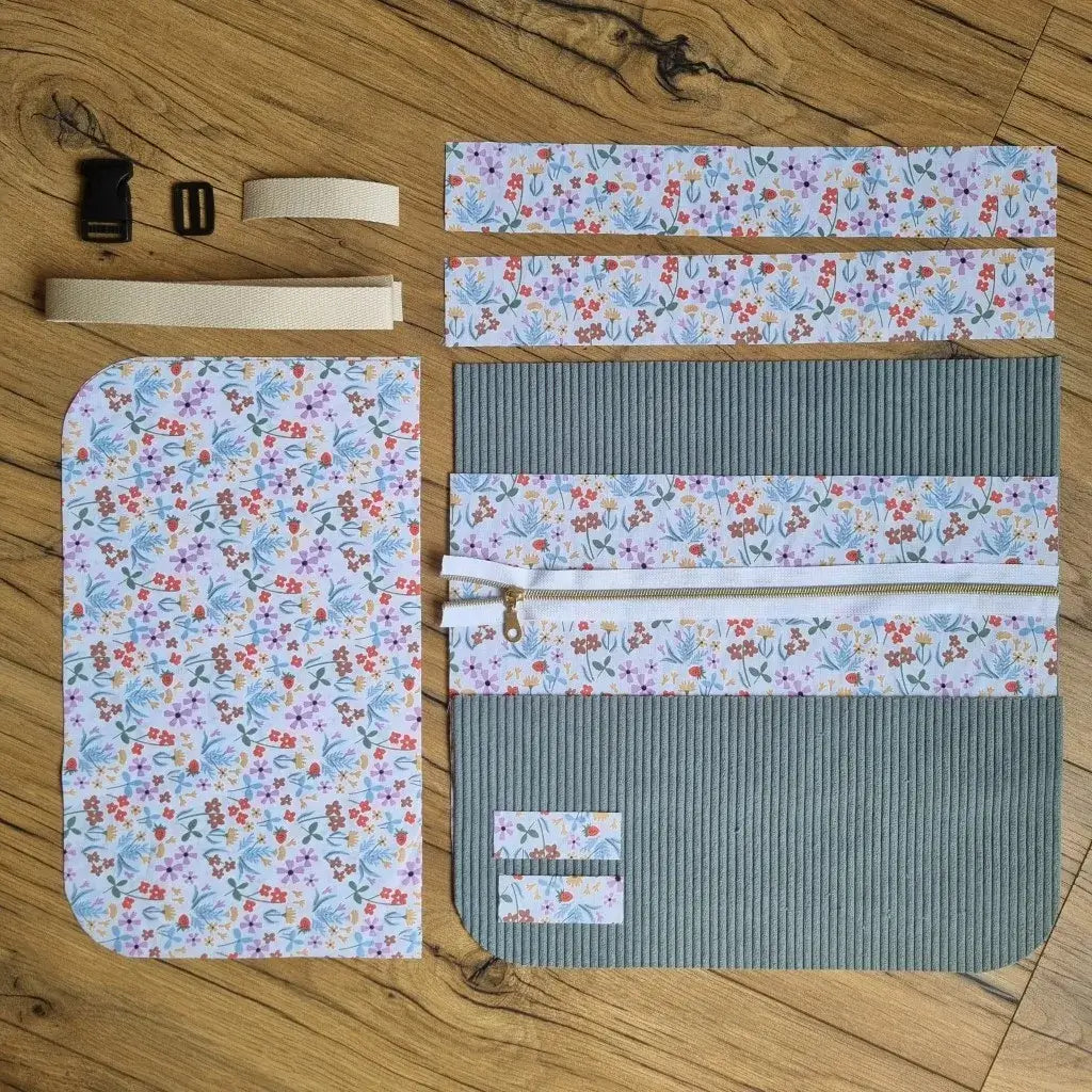Kit couture tablier ceinture avec pièces vert d'eau et fleuries, sangle, boucle clip et fermeture zippée