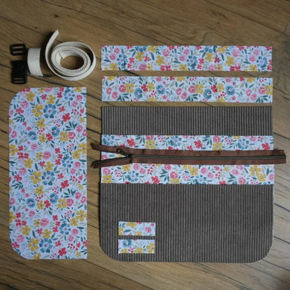 Kit prêt-à-coudre tablier ceinture créatif en velours côtelé taupe et tissu fleuri multicolore. Le kit comprend des pièces de tissu prédécoupées, une fermeture éclair marron, une sangle écrue avec boucle de réglage et éléments assortis. Un projet DIY couture facile et pratique pour réaliser un tablier fait main personnalisé, idéal pour la couture, les loisirs créatifs ou comme cadeau artisanal.