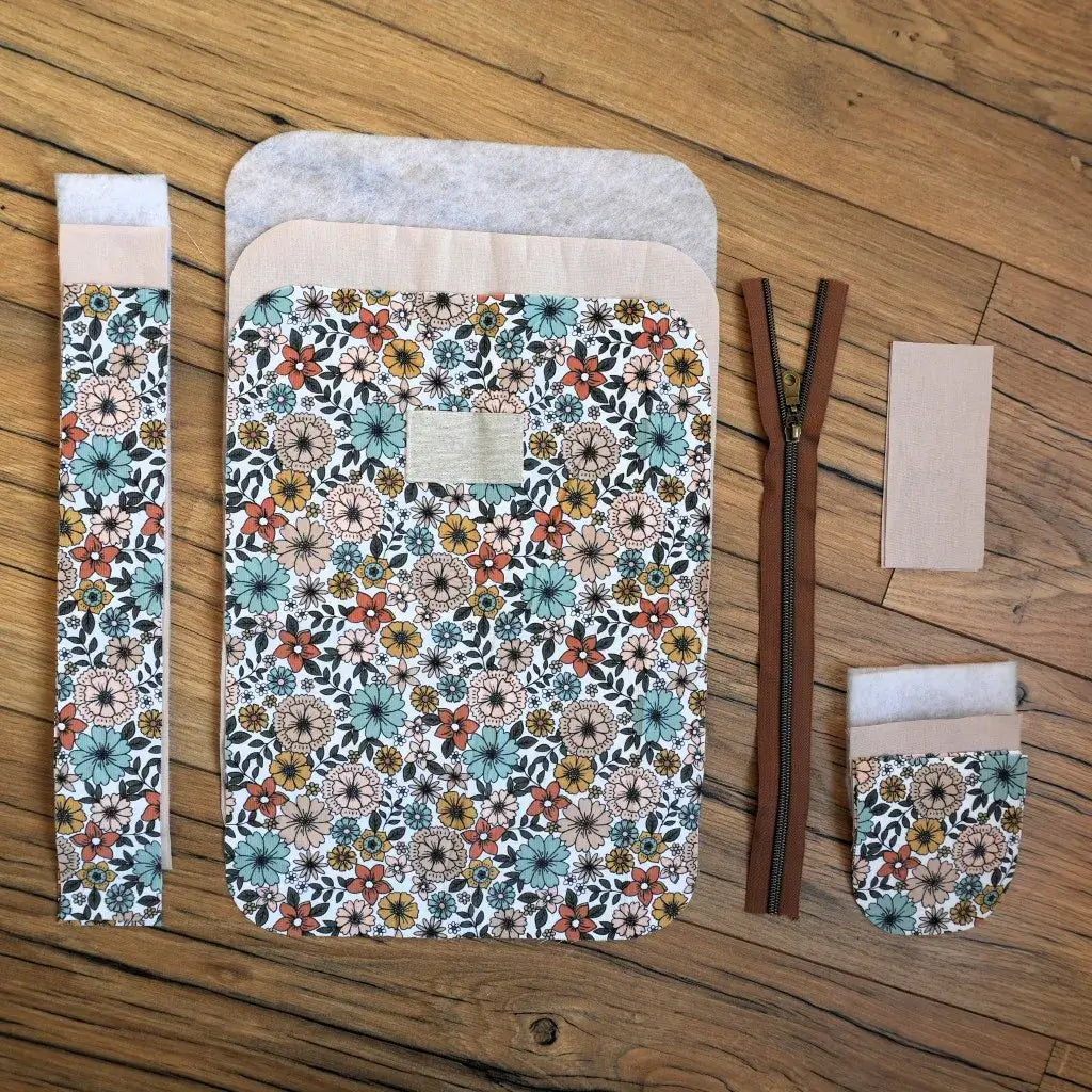 Kit DIY couture pour réaliser une trousse de toilette fleurie au style rétro. L’ensemble comprend tissu imprimé prédécoupé, fermeture éclair marron et étiquette personnalisable. Idéal pour les débutants comme pour les passionnés, ce kit permet de créer facilement une trousse de toilette zippée unique et pratique pour maquillage ou accessoires de voyage.