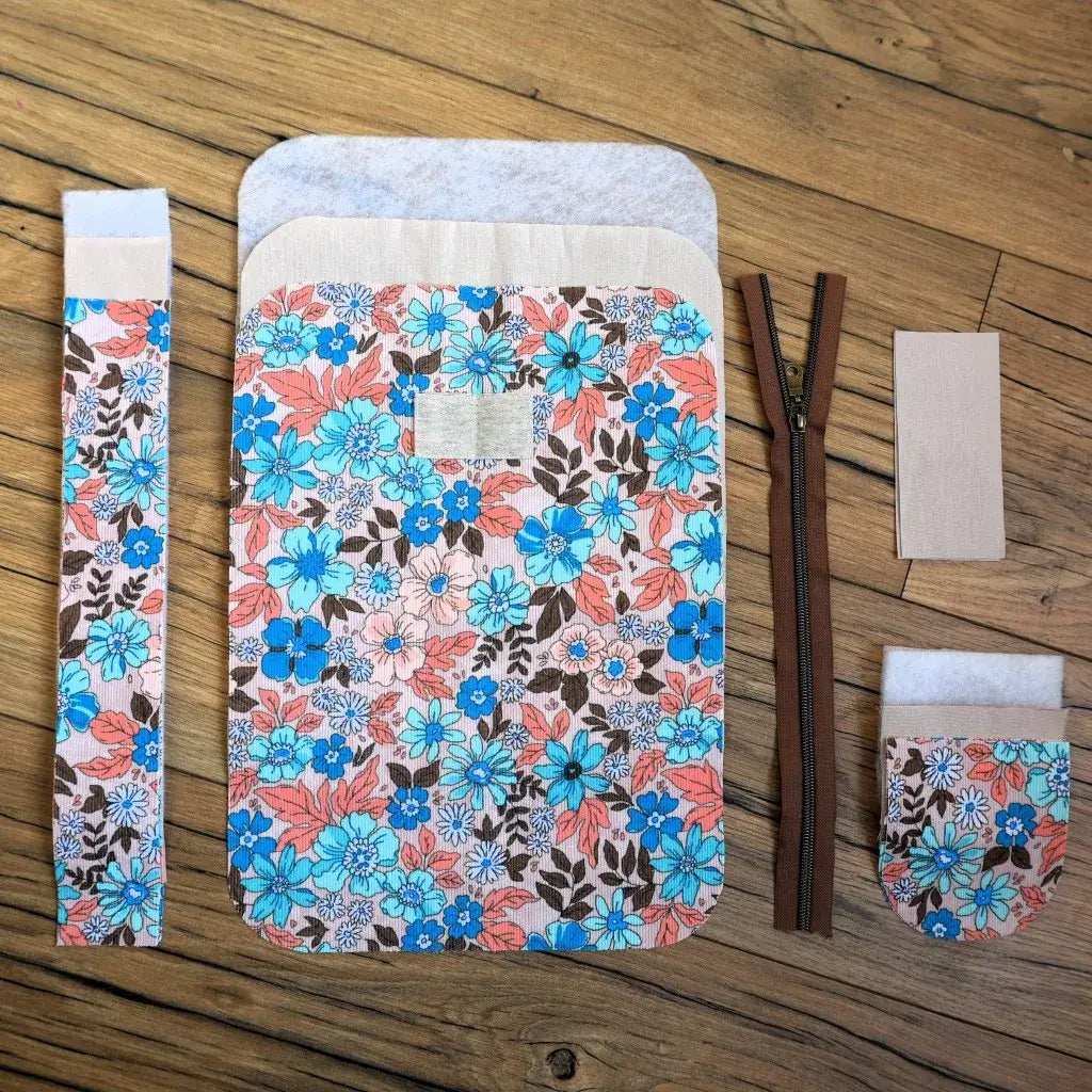 Kit prêt-à-coudre pour trousse de toilette en tissu fleuri hibiscus, avec pièces prédécoupées, fermeture éclair marron et étiquette personnalisable. Idéal pour les passionnés de couture DIY, ce kit permet de réaliser facilement une trousse de toilette pratique et tendance, parfaite pour organiser maquillage, produits de soin et accessoires de voyage avec style.