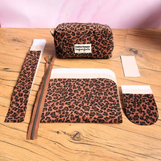 Kit prêt-à-coudre complet pour réaliser une trousse de toilette en velours côtelé imprimé léopard, comprenant fermeture éclair, pièces de tissu prédécoupées et étiquette « Parfaitement imparfaite ». Un kit couture facile et tendance, idéal pour confectionner soi-même une trousse de toilette zippée pratique et élégante, parfaite pour le maquillage, les soins ou les voyages.