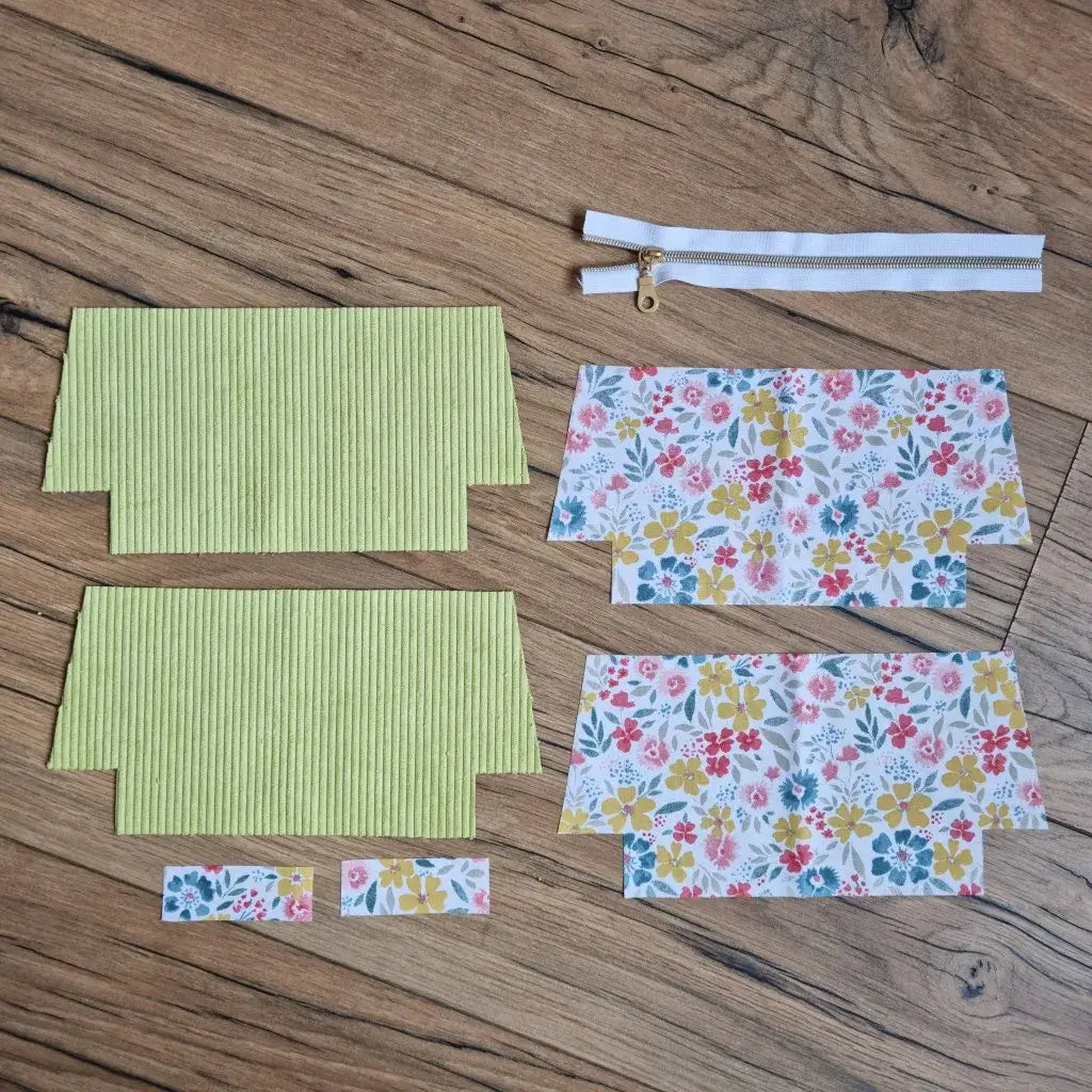 Kit couture trousse avec tissus prédécoupés vert anis et fleuris, petites pattes et fermeture zippée