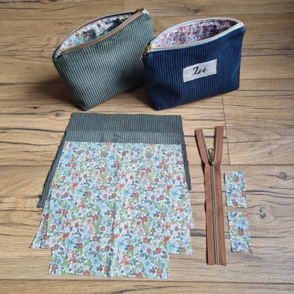 Kit "prêt à coudre" pour une trousse zippée en velours côtelé. En haut de la photo, les produits déjà cousus : la trousse de gauche est en velours côtelé vert sans étiquette. Cette de droite est en velours côtelé bleu avec une étiquette personnalisée au prénom "Zoé". En-dessous se trouvent l'ensemble des pièces de tissus déjà découpés aux bonnes dimensions permettant la réalisation de ces trousses zippées.