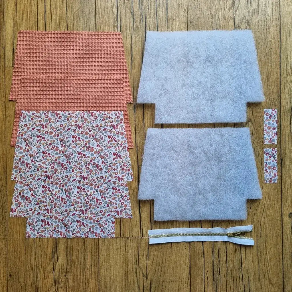 Kit prêt-à-coudre trousse zippée en tissu nid d’abeille coloris marsala et coton fleuri, avec molleton, doublure, fermeture éclair blanche et pièces prédécoupées. Idéal pour projet couture DIY facile ou trousse personnalisée.