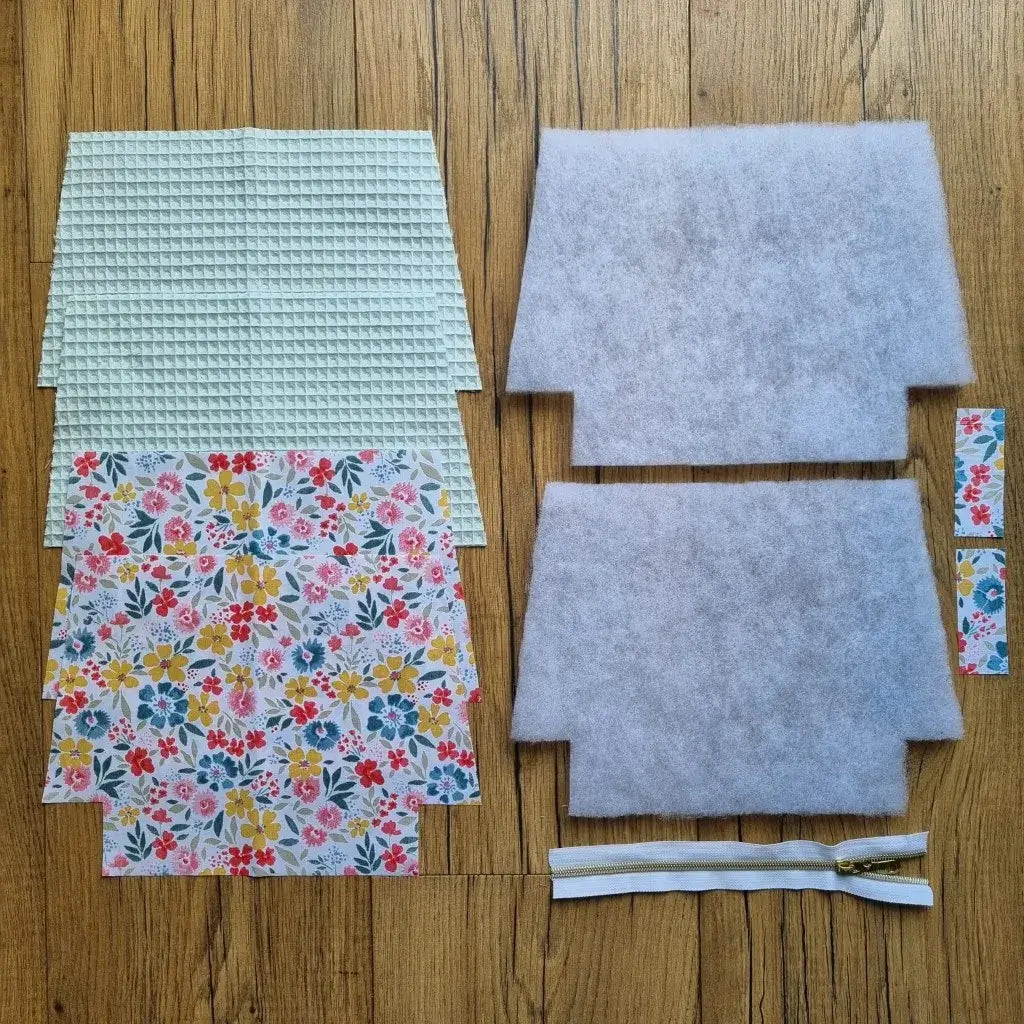 Kit prêt-à-coudre trousse zippée en tissu nid d’abeille coloris menthe et coton fleuri, avec doublure, molleton et fermeture éclair blanche. Parfait pour projet DIY, trousse à maquillage ou à accessoires cousue main.