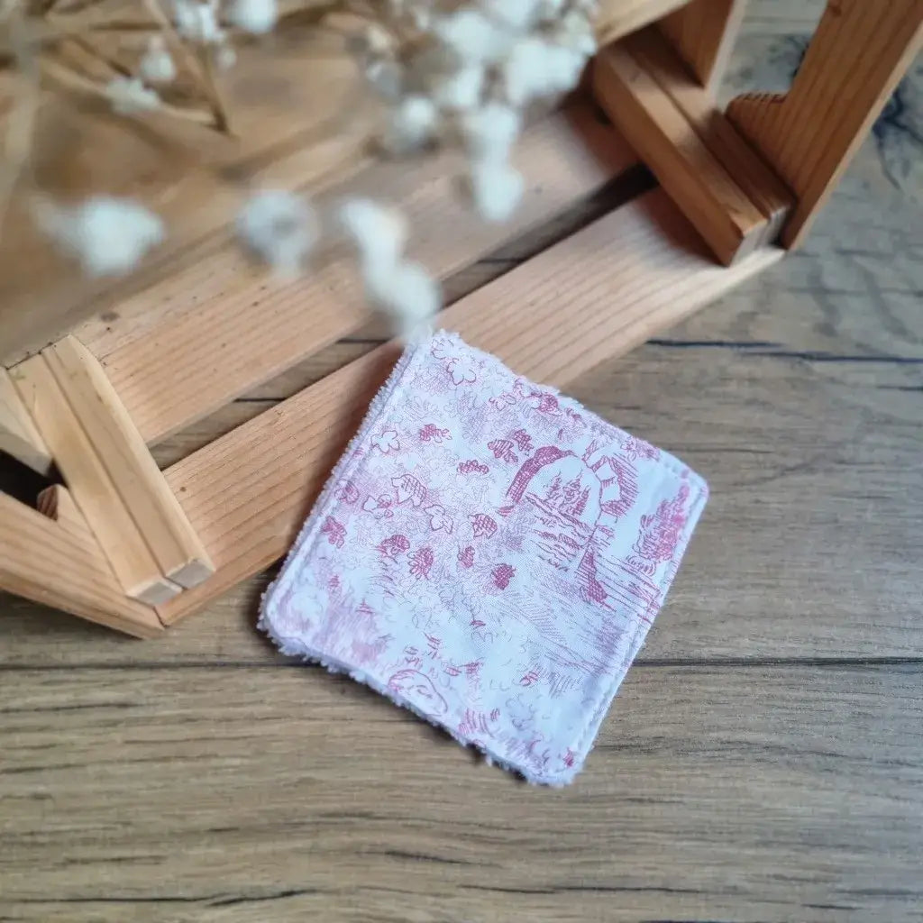 Disque à démaquiller carré en toile de Jouy bordeaux et éponge de bambou blanche, style vintage.