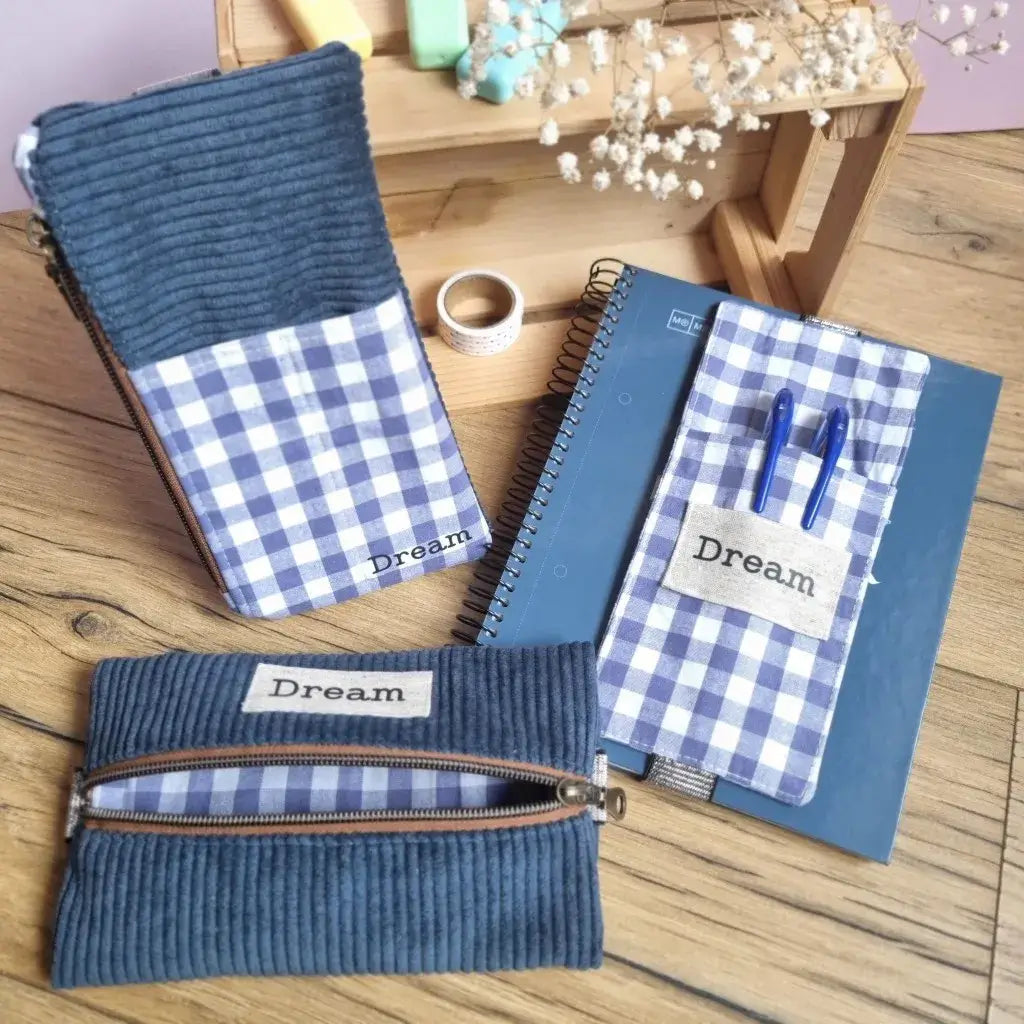 Lot de 3 trousses élastiques pour carnet A5 personnalisées – ensemble d’accessoires en tissu vichy bleu et velours côtelé, comprenant une trousse en velours avec zip central, une trousse velours et tissu avec zip sur le côté et un étui à stylos en tissu – parfait pour organiser ses fournitures scolaires ou de bureau avec style.