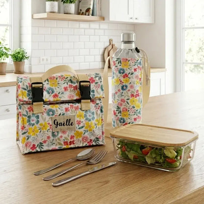 lunch bag isotherme fleuri avec gourde assortie et boîte repas sur plan de travail cuisine