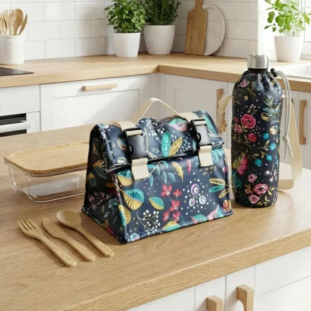 lunch bag isotherme noir fleuri avec porte gourde assorti et couverts bois sur plan cuisine