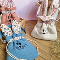 Sacs pochons de Pâques en tissu nid d'abeille avec oreilles de lapin et cordon de serrage, personnalisables avec un prénom. Plusieurs coloris au choix avec flocage d'un visage de lapin et anses assorties. Accessoire fait main idéal pour la chasse aux œufs de Pâques ou comme cadeau unique et personnalisé.