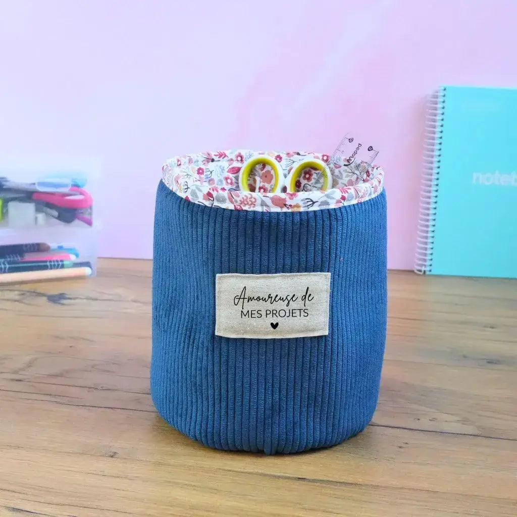 Pots à crayons en velours bleu personnalisés "Amoureuse de mes projets", doublure liberty et accessoires de papeterie.