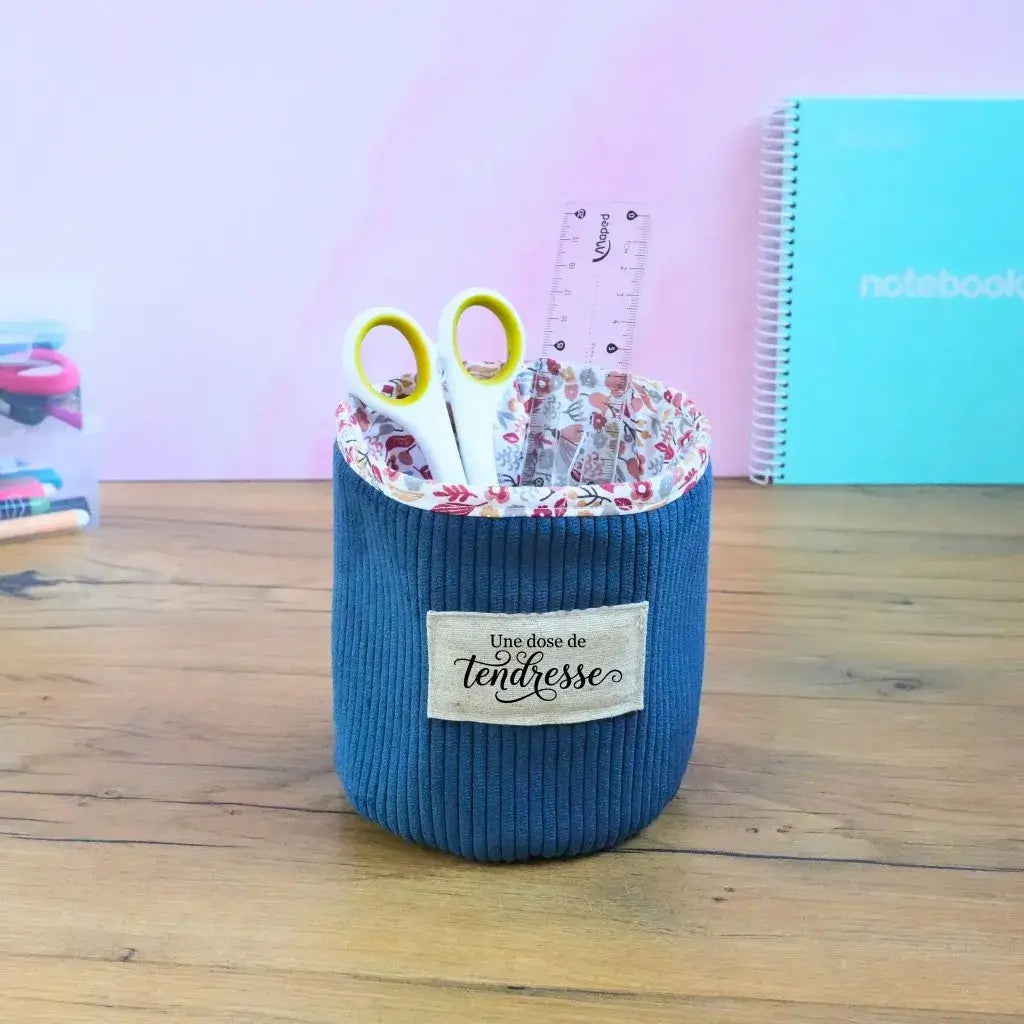 Petit panier de rangement bleu personnalisé "Une dose de tendresse", vide-poche en velours et tissu fleuri.