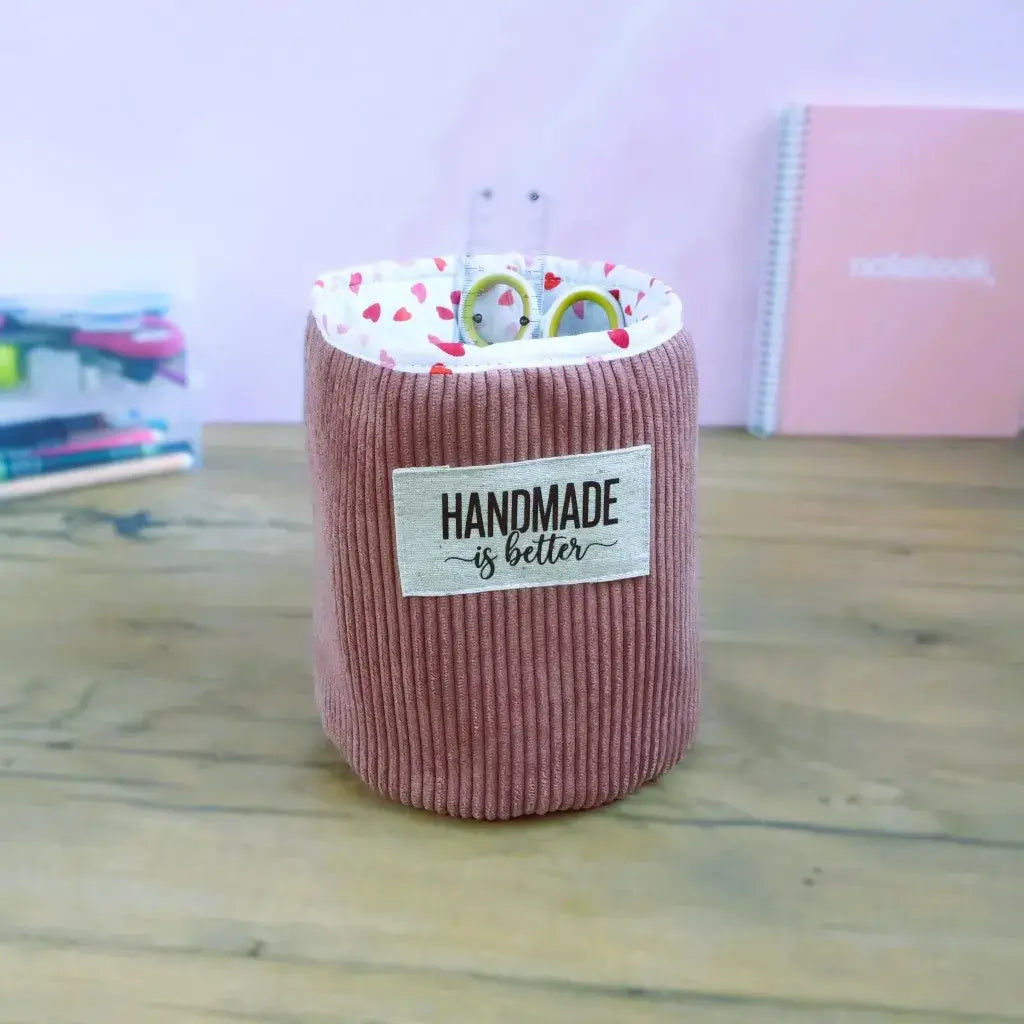 Panier de rangement rose "Handmade is better", organisateur de bureau en velours côtelé et tissu à cœurs.