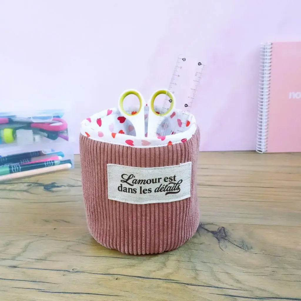 Petit panier rose en velours personnalisé "L'amour est dans les détails", pot à crayons avec intérieur à cœurs.