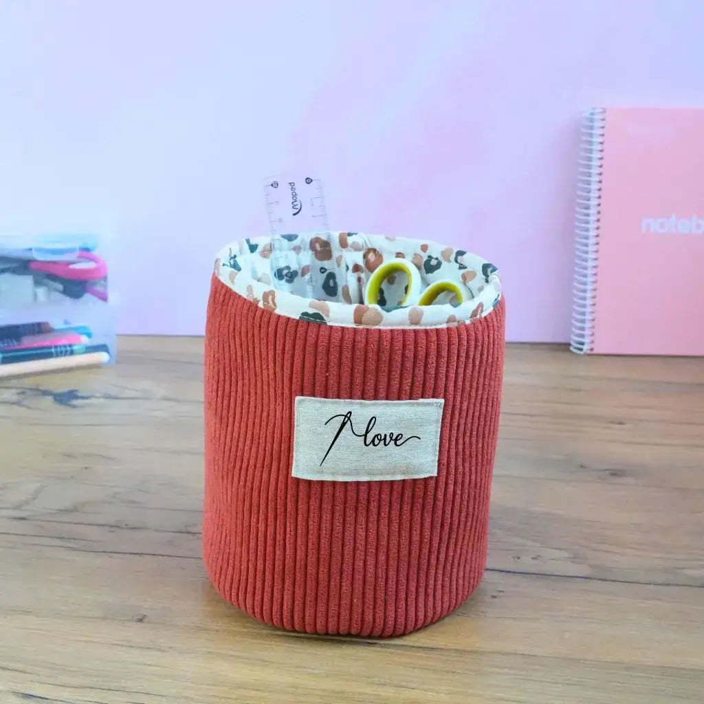 Panier terracotta en velours personnalisé "Love", organisateur de bureau avec doublure à motifs taches léopard.