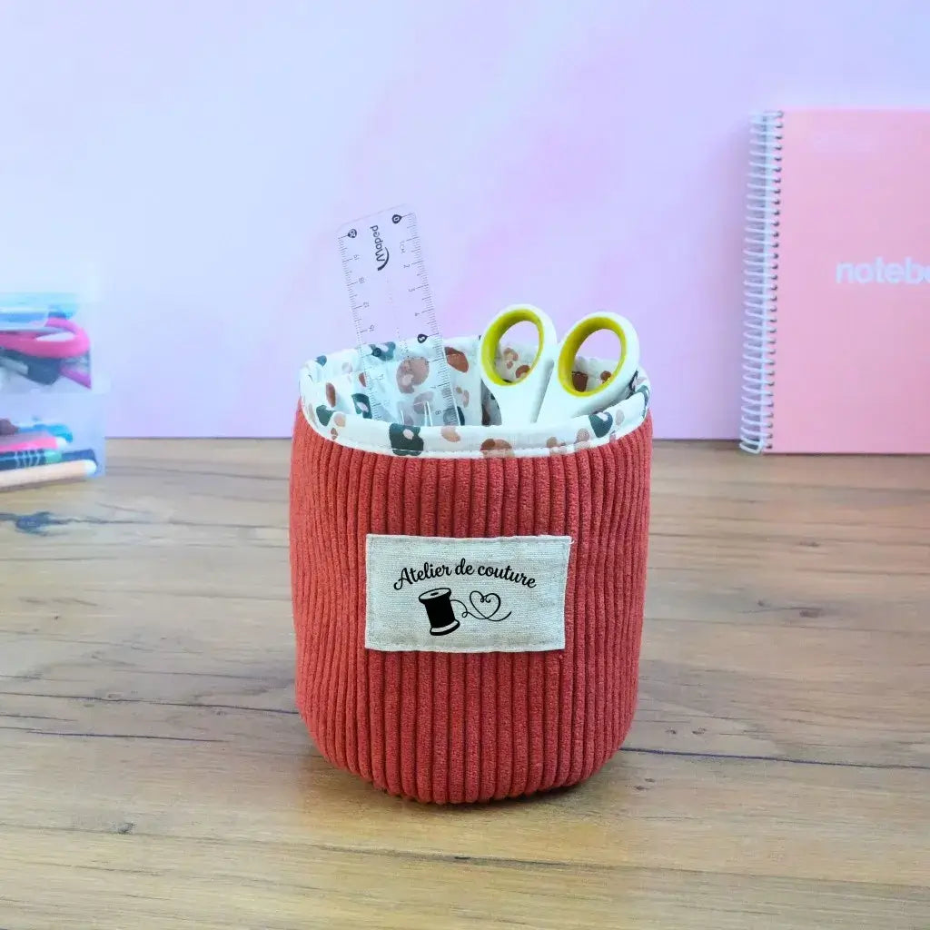 Petit panier terracotta personnalisé "Atelier de couture", pot à accessoires en velours et doublure léopard.