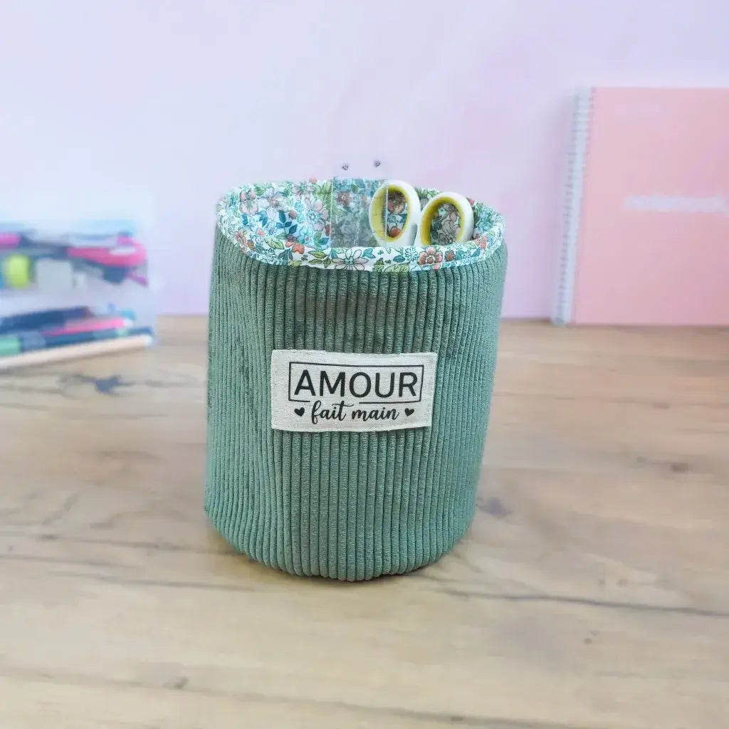 Panier vert sauge personnalisé "Amour fait main", organisateur en velours avec doublure liberty printanière.