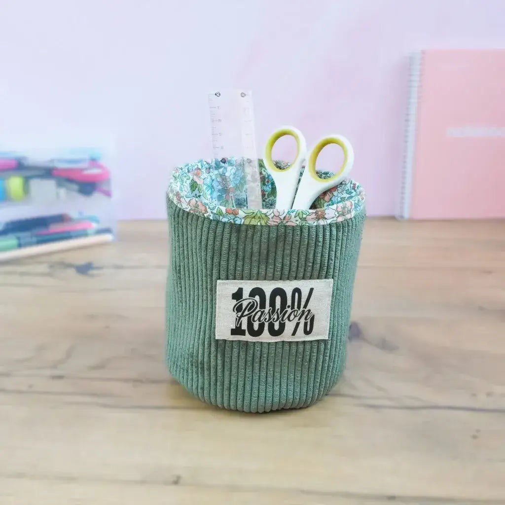 Petit panier vert sauge personnalisé "100% Passion", pot à accessoires en velours et doublure fleurie printanière.